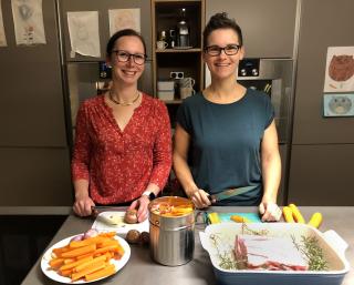 Theresa und Yasmin beim Kochen 1