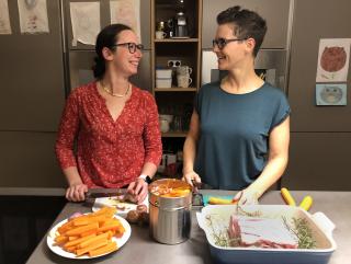 Theresa und Yasmin beim Kochen 3