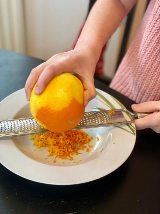 Orangenschale abreiben