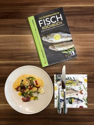 Hecht mit Buch